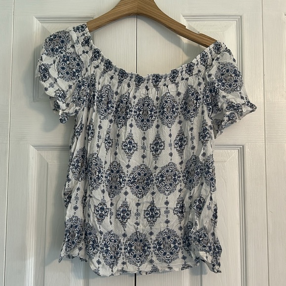 Elegant Blue and White Patterned Women's Top - Picture 4 of 5